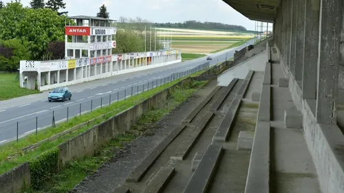 Fin des arrêts aux stands sur le circuit de Gueux